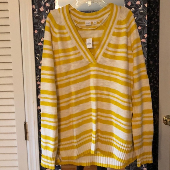 Gap V-Neck Tunic Sweater - Picture 2 of 5